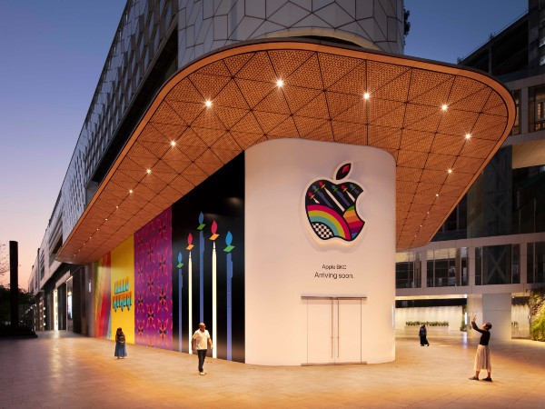 Apple takes wraps off Indian stores