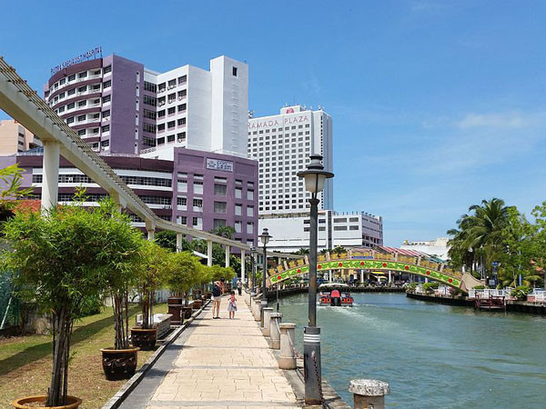 Malaysia's smartphone market grew by 10.6% in 2021, IDC says