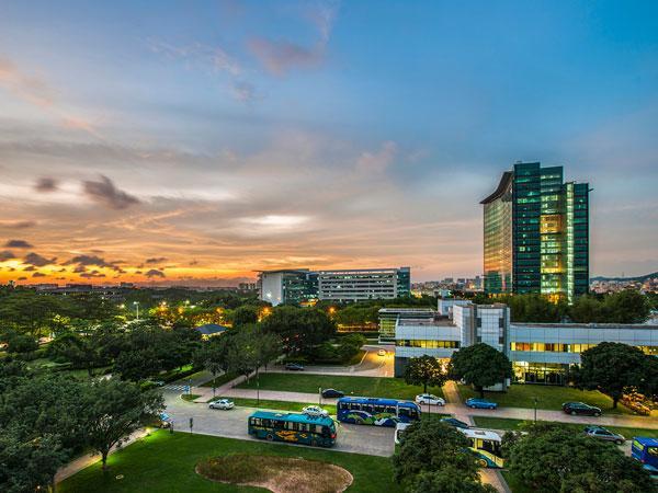 Huawei denies smartphone exit plans 