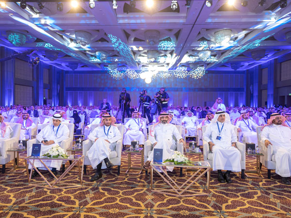 H.E. Eng. Abdullah Alswaha Minister of Communications & Information Technology (MCIT)  (centre right) and Mohammed Altamimi - Governor of Communications, Space & Technology Commission (CST) (centre left)